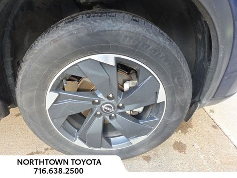 Used 2025 Nissan Rogue SV image 2