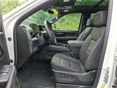 Used 2025 Chevrolet Suburban High Country AWD/4WD image 13