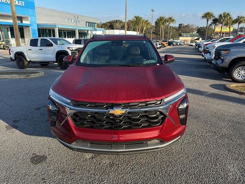 Used 2025 Chevrolet Trax LT w/ LT Convenience Package image 2