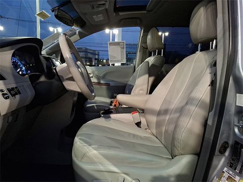 Used 2014 Toyota Sienna XLE image 14