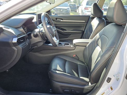 Used 2024 Nissan Altima 2.5 SR w/ SR Premium Package FWD image 3