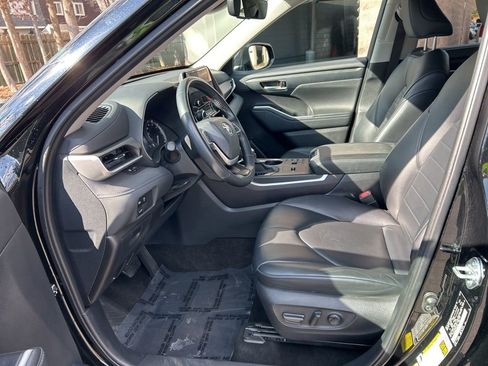 Used 2024 Toyota Highlander XLE image 18