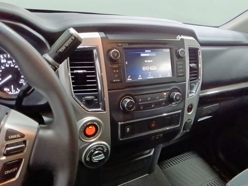 Used 2019 Nissan Titan SV AWD/4WD image 16