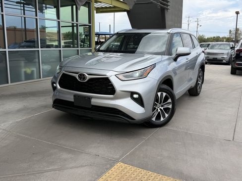 Used 2021 Toyota Highlander XLE AWD/4WD image 2