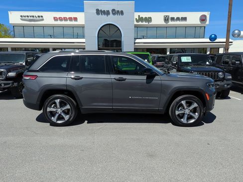 New 2026 Jeep Grand Cherokee Limited w/ Luxury Tech Group II AWD/4WD image 4