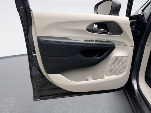 Used 2021 Chrysler Pacifica Touring w/ Cold Weather Group image 9