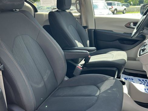 Used 2017 Chrysler Pacifica Touring FWD image 28