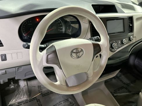 Used 2013 Toyota Sienna L w/ Towing Pkg image 18
