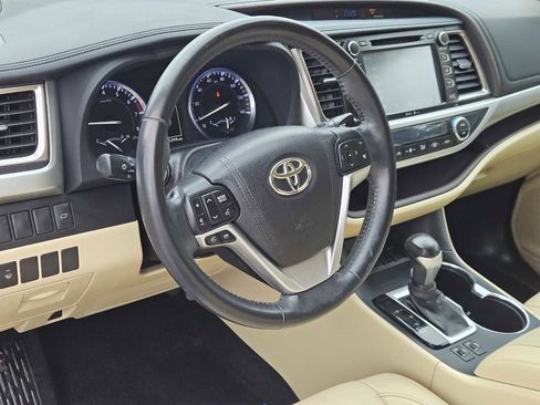 Used 2015 Toyota Highlander XLE image 2