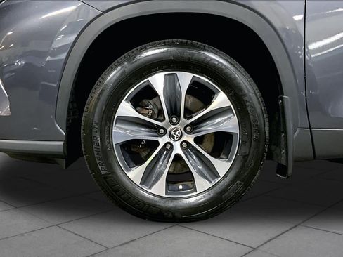 Used 2023 Toyota Highlander XLE AWD/4WD image 11