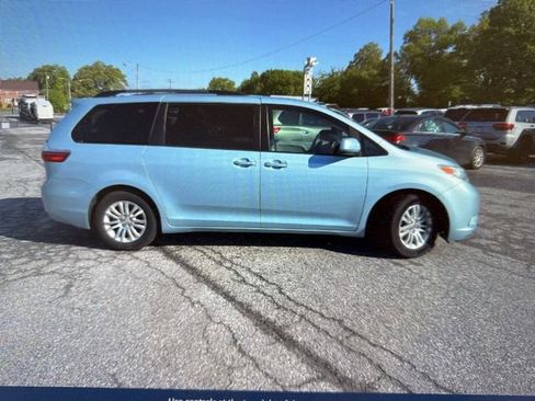 Used 2017 Toyota Sienna XLE w/ XLE Navigation Package FWD image 8