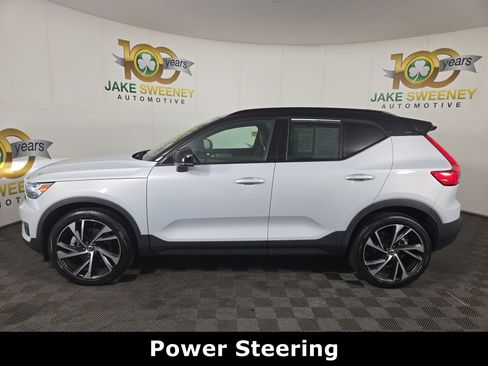 Used 2022 Volvo XC40 T5 R-Design w/ Advanced Package image 4