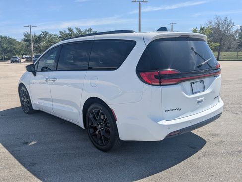 Used 2023 Chrysler Pacifica Limited w/ S Appearance Package image 6