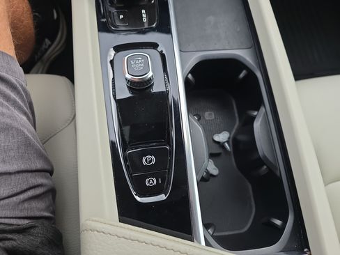 Used 2022 Volvo XC60 B5 Momentum w/ Climate Package AWD/4WD image 30