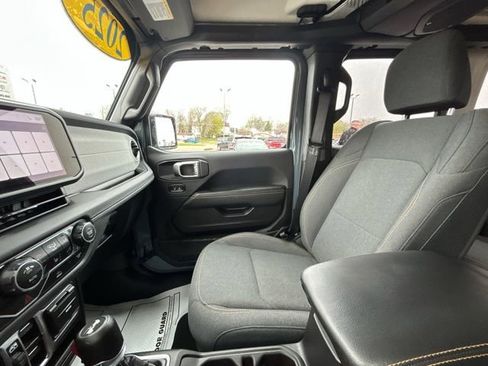 Used 2025 Jeep Wrangler Unlimited Sahara AWD/4WD image 43