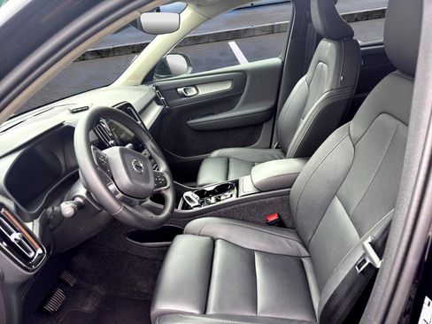 Used 2025 Volvo XC40 B5 Plus image 9