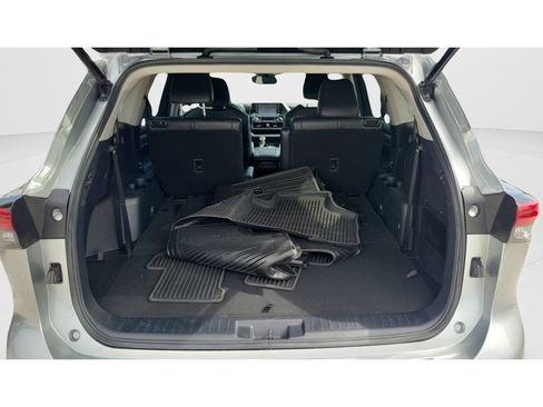 Used 2022 Toyota Highlander XLE FWD image 9
