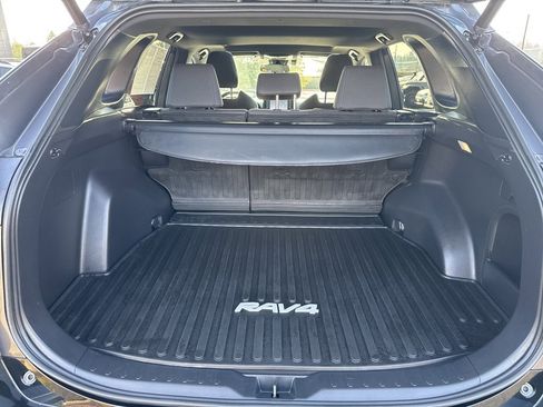 Used 2022 Toyota RAV4 SE w/ Convenience Package image 27