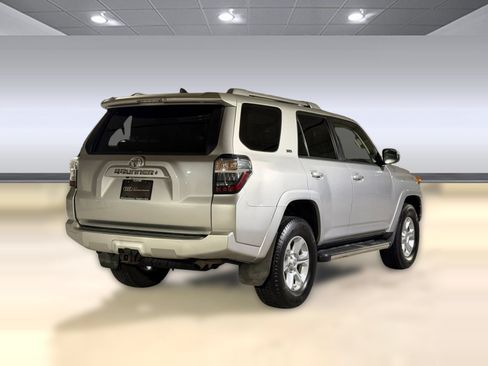 Used 2018 Toyota 4Runner SR5 AWD/4WD image 9