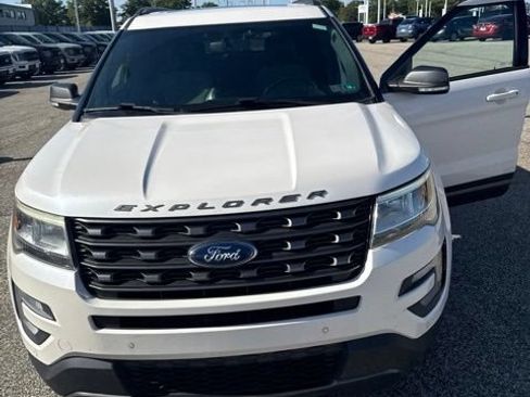 Used 2017 Ford Explorer XLT w/ Equipment Group 202A AWD/4WD image 6