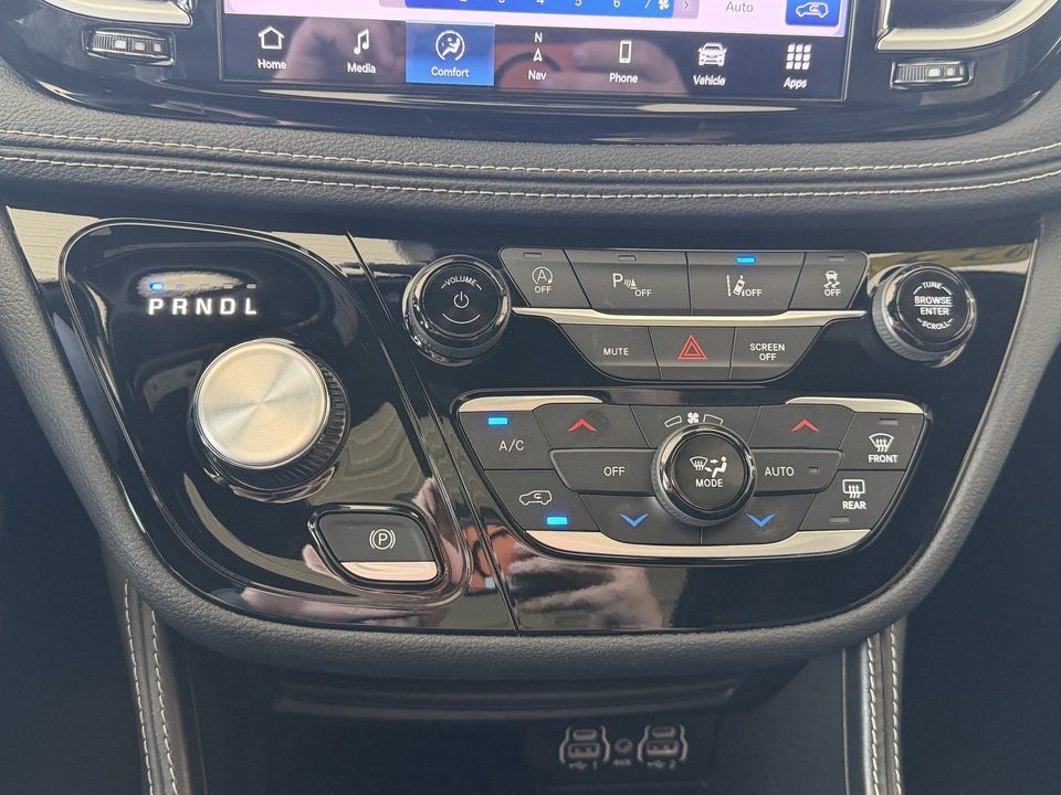 Used 2025 Chrysler Pacifica Limited FWD image 21