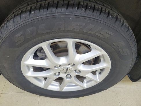 Used 2023 Chrysler Pacifica Touring-L image 5