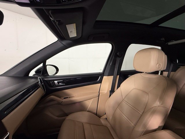 Used 2023 Porsche Cayenne AWD/4WD image 18