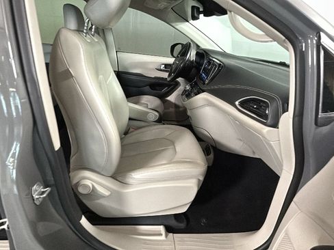 Used 2021 Chrysler Pacifica Touring-L FWD image 33