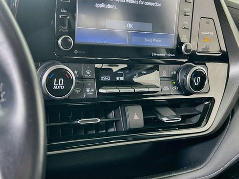 Used 2021 Toyota Highlander LE AWD/4WD image 15