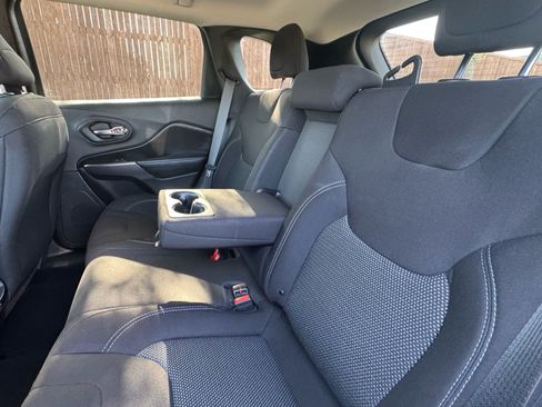 Used 2019 Jeep Cherokee Latitude w/ Popular Appearance Group FWD image 28