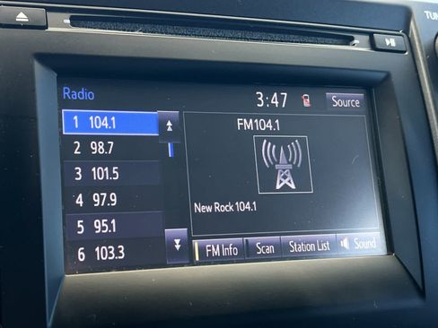 Used 2017 Toyota Camry SE FWD image 18