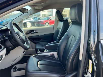 Used 2024 Chrysler Pacifica Touring-L