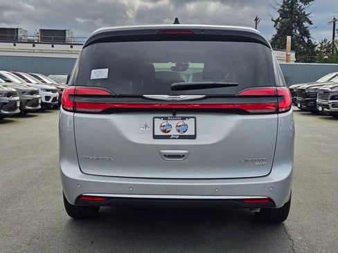 New 2026 Chrysler Pacifica Limited image 7