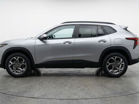 Used 2025 Chevrolet Trax LT FWD image 5