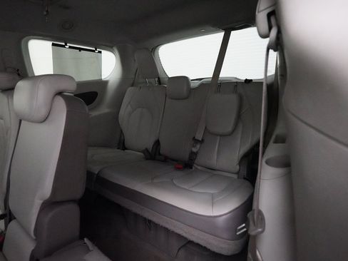 Used 2018 Chrysler Pacifica Touring-L w/ Tire & Wheel Group image 17