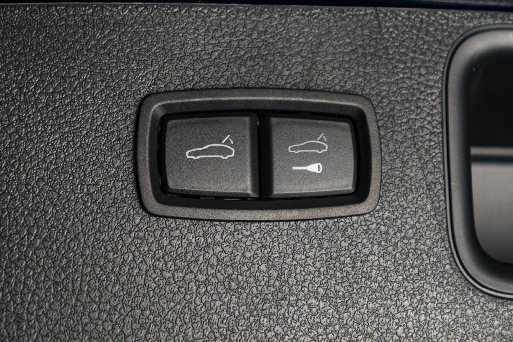 Certified 2025 Porsche Macan AWD/4WD image 39