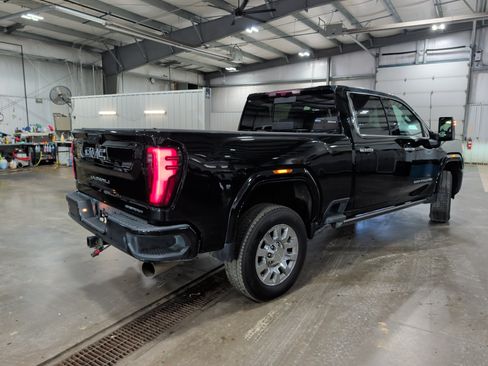 Used 2024 GMC Sierra 3500 Denali Ultimate AWD/4WD image 3