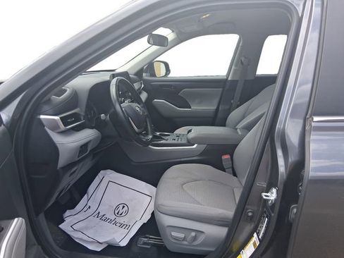 Used 2023 Toyota Highlander LE AWD/4WD image 10