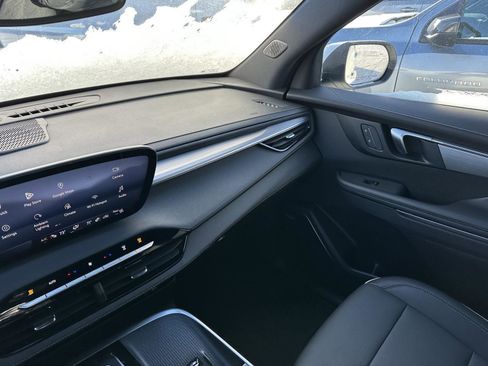 Used 2025 Buick Enclave Preferred image 38