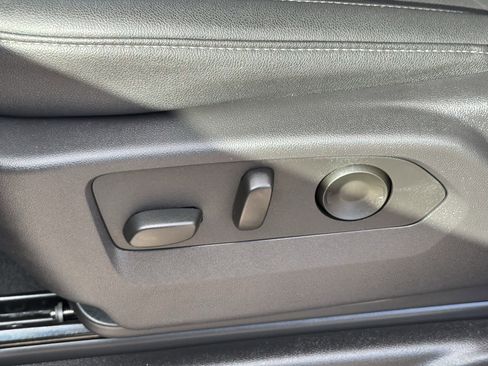 Used 2025 Chevrolet Suburban Z71 image 28