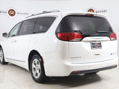 Used 2018 Chrysler Pacifica Touring-L FWD image 4