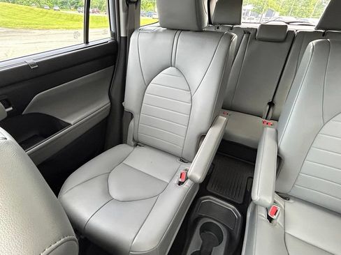 Used 2022 Toyota Highlander XLE AWD/4WD image 13