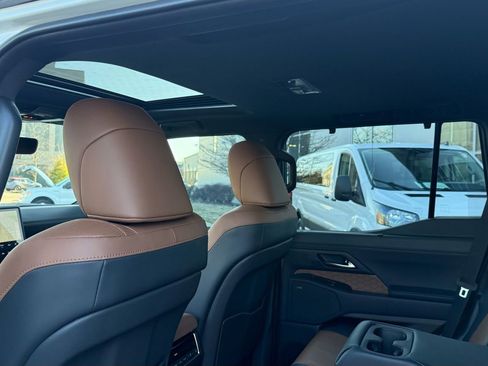 Used 2025 Lexus GX 550 w/ Accessory Package (Z1) image 32