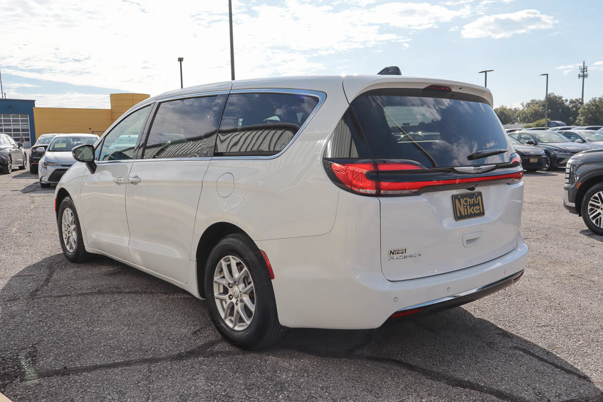 Used 2026 Chrysler Pacifica Select FWD image 4