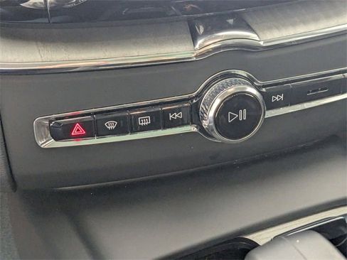 Used 2025 Volvo XC60 B5 Plus image 23