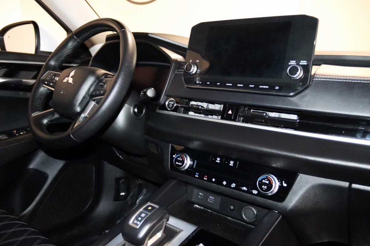 Used 2024 Mitsubishi Outlander 4WD Plug-In Hybrid image 63
