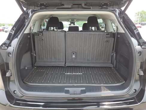Used 2022 Toyota Highlander LE AWD/4WD image 18