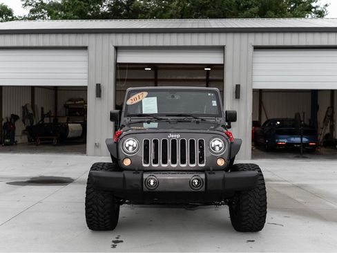 Used 2017 Jeep Wrangler Unlimited Sahara w/ Connectivity Group AWD/4WD image 3