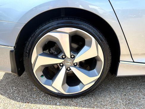 Used 2020 Honda Accord Touring image 6