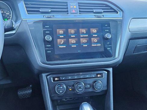 Used 2020 Volkswagen Tiguan SE image 13